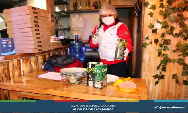 📌 Con el propósito de prevenir delitos contra la salud pública y cuidar de los cajamarquninos, el área de bromatología de la Municipalidad Provincial de Cajamarca, en coordinación con la II Fiscalía de Prevención del Delito, realizó un operativo inopinado en pizzerías ubicadas a lo largo de la Vía de Evitamiento Norte. El objetivo fue verificar las condiciones de higiene y el estado de sus instalaciones.
🗣El Ing. Giancarlo Gamio Reyna, coordinador del área de Bromatología, precisó que se fiscalizó a tres pizzerías: dos locales de Vigos Pizza y Bambinos. Durante el operativo se encontraron utensilios en mal estado, falta de limpieza en algunas áreas y contaminación en algunos productos, entre otras irregularidades.
✅La Municipalidad Provincial de Cajamarca continuará intensificando estos operativos para garantizar que todos los establecimientos cumplan con las normativas de higiene y seguridad alimentaria, protegiendo así la salud de los ciudadanos.