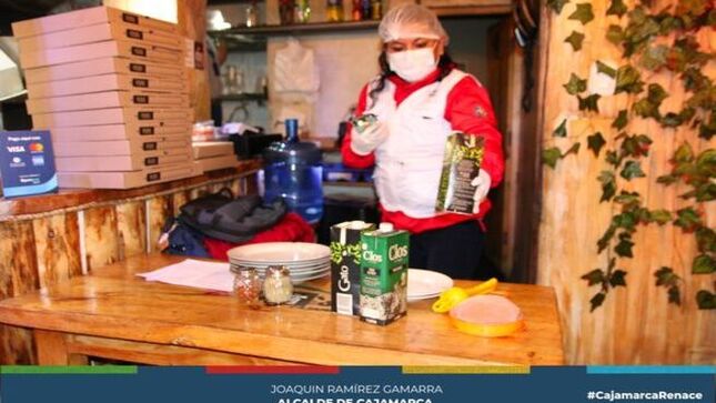 📌 Con el propósito de prevenir delitos contra la salud pública y cuidar de los cajamarquninos, el área de bromatología de la Municipalidad Provincial de Cajamarca, en coordinación con la II Fiscalía de Prevención del Delito, realizó un operativo inopinado en pizzerías ubicadas a lo largo de la Vía de Evitamiento Norte. El objetivo fue verificar las condiciones de higiene y el estado de sus instalaciones.
🗣El Ing. Giancarlo Gamio Reyna, coordinador del área de Bromatología, precisó que se fiscalizó a tres pizzerías: dos locales de Vigos Pizza y Bambinos. Durante el operativo se encontraron utensilios en mal estado, falta de limpieza en algunas áreas y contaminación en algunos productos, entre otras irregularidades.
✅La Municipalidad Provincial de Cajamarca continuará intensificando estos operativos para garantizar que todos los establecimientos cumplan con las normativas de higiene y seguridad alimentaria, protegiendo así la salud de los ciudadanos.