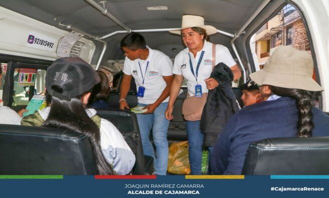 La Municipalidad Provincial de Cajamarca, a través de la Oficina Municipal de Atención a las Personas con Discapacidad, realizó la segunda jornada la campaña ❞𝐃𝐢́𝐠𝐚𝐥𝐨 𝐜𝐨𝐧 𝐑𝐞𝐬𝐩𝐞𝐭𝐨: 𝐏𝐞𝐫𝐬𝐨𝐧𝐚 𝐜𝐨𝐧 𝐃𝐢𝐬𝐜𝐚𝐩𝐚𝐜𝐢𝐝𝐚𝐝❞.
La coordinadora de OMAPED, Adela Silva; destacó que este esfuerzo se realiza en colaboración con la Primera Fiscalía de Prevención del Delito de Cajamarca y la Policía Nacional del Perú. El objetivo principal es sensibilizar a los transportistas y usuarios sobre la importancia de tratar con respeto a las personas con discapacidad y garantizar el cumplimiento del pase libre para aquellas con discapacidad severa. De esta manera, se busca combatir la discriminación hacia este sector de la población.