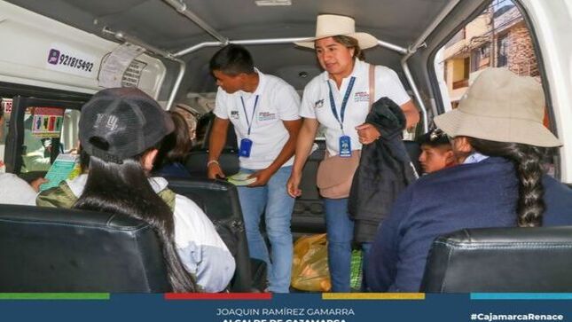 La Municipalidad Provincial de Cajamarca, a través de la  Oficina Municipal de Atención a las Personas con Discapacidad, realizó la segunda jornada la campaña ❞𝐃𝐢́𝐠𝐚𝐥𝐨 𝐜𝐨𝐧 𝐑𝐞𝐬𝐩𝐞𝐭𝐨: 𝐏𝐞𝐫𝐬𝐨𝐧𝐚 𝐜𝐨𝐧 𝐃𝐢𝐬𝐜𝐚𝐩𝐚𝐜𝐢𝐝𝐚𝐝❞. 
La coordinadora de OMAPED, Adela Silva; destacó que este esfuerzo se realiza en colaboración con la Primera Fiscalía de Prevención del Delito de Cajamarca y la Policía Nacional del Perú. El objetivo principal es sensibilizar a los transportistas y usuarios sobre la importancia de tratar con respeto a las personas con discapacidad y garantizar el cumplimiento del pase libre para aquellas con discapacidad severa. De esta manera, se busca combatir la discriminación hacia este sector de la población.