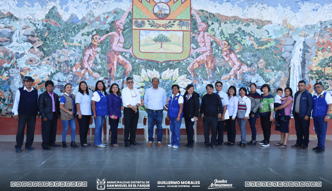 alumnos de niveles primaria y secundaria junto a sus docentes