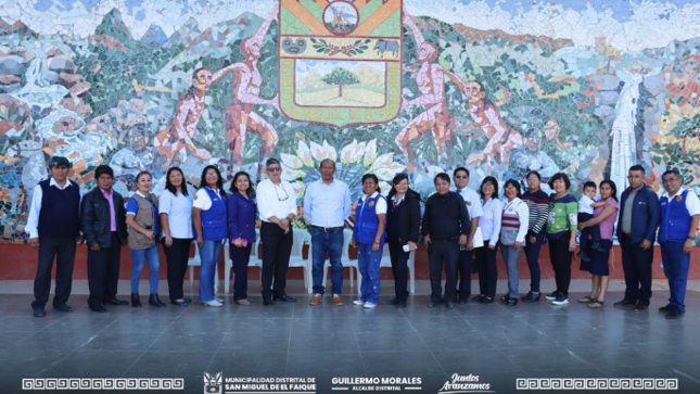alumnos de niveles primaria y secundaria junto a sus docentes
