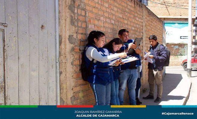 📌La Municipalidad Provincial de Cajamarca a través de la subgerencia de Licencias y Permisos Urbanos ha tomado medidas decisivas ante el incumplimiento de parámetros urbanos y la falta de licencias de construcción en una obra ubicada en Prolongación Revilla Pérez 210. La construcción, que no cumplía con las normativas establecidas siendo paralizada por un período de 30 días.
✅La subgerencia de Licencias y Permisos Urbanos ha subrayado la importancia de seguir los procedimientos legales y obtener las licencias necesarias antes de iniciar cualquier proyecto de construcción. Estas medidas son esenciales para asegurar que las obras cumplan con los estándares de seguridad y ordenamiento urbano, protegiendo así el bienestar de la comunidad y el desarrollo ordenado de la ciudad.
