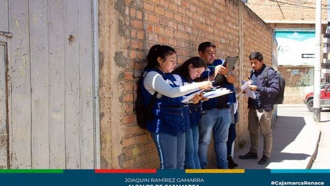 📌La Municipalidad Provincial de Cajamarca a través de la subgerencia de Licencias y Permisos Urbanos ha tomado medidas decisivas ante el incumplimiento de parámetros urbanos y la falta de licencias de construcción en una obra ubicada en Prolongación Revilla Pérez 210. La construcción, que no cumplía con las normativas establecidas siendo paralizada por un período de 30 días.
✅La subgerencia de Licencias y Permisos Urbanos ha subrayado la importancia de seguir los procedimientos legales y obtener las licencias necesarias antes de iniciar cualquier proyecto de construcción. Estas medidas son esenciales para asegurar que las obras cumplan con los estándares de seguridad y ordenamiento urbano, protegiendo así el bienestar de la comunidad y el desarrollo ordenado de la ciudad.