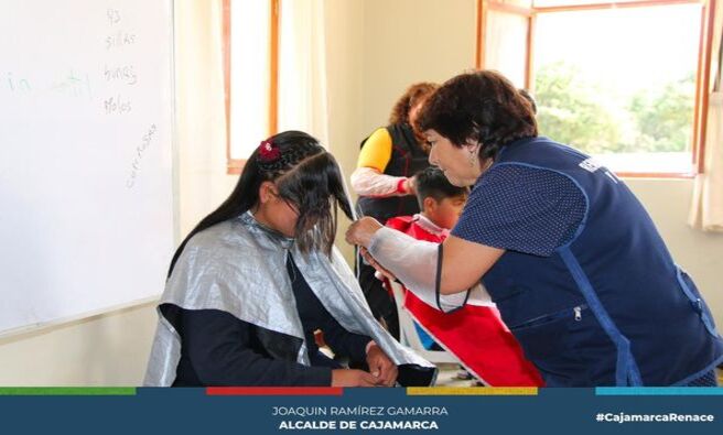 📌La Municipalidad Provincial de Cajamarca, realizó una campaña multisectorial Programa País del Ministerio de Desarrollo de Inclusión Social (MIDIS) en el Tambo Caserío La Shita Baja, donde participaron alumnos y población cercana al lugar.
La clínica móvil llegó con nuestro personal para brindar los servicios de descarte de hepatitis B, lavado de oídos, triaje, monitoreo de presión arterial, atención obstétrica, entrega de medicamentos, administración de medicamentos intramuscular, consultas odontológicas y fluorización.
💇Además, con nuestros estudiantes del programa Renace Mujer y Familia, llegamos con el corte de cabello gratuito, asesoría legal y todo en beneficio de toda la provincia 💪🏻
