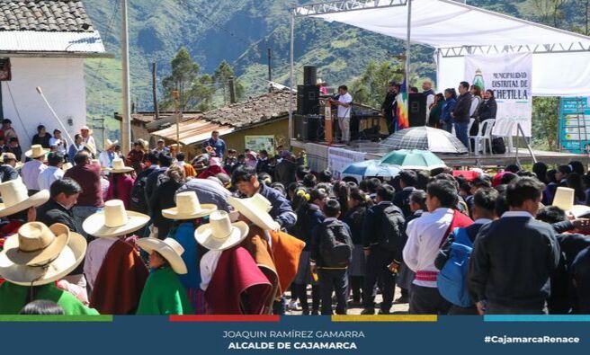 📌El alcalde provincial de Cajamarca, Joaquin Ramírez Gamarra, llegó al distrito de Chetilla para participar en el evento conmemorativo del Día de las Lenguas Originarias del Perú, celebrado cada 27 de mayo.
🗣️Durante la ceremonia, el alcalde Ramírez Gamarra resaltó la importancia de preservar y promover las lenguas originarias como parte fundamental del patrimonio cultural de nuestra provincia. "Las lenguas originarias son una riqueza invaluable que debemos proteger y fomentar. Chetilla con el idioma Quechua representa la gran riqueza cultural. Ustedes son el mejor ejemplo de nuestra identidad y diversidad cultural", expresó.
🤝El evento contó con la presencia de autoridades locales, representantes de comunidades originarias, y diversos actores sociales comprometidos con la preservación de las lenguas y culturas ancestrales.