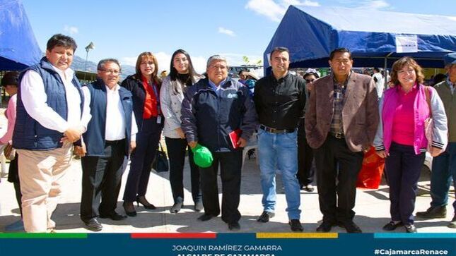 📌Con una destacada labor de prevención y articulación interinstitucional, se llevó a cabo el lanzamiento de la Semana Nacional de la prevención "Chequéate Cajamarca" en la Plaza Pecuaria Iscoconga. Este evento fue organizado en conjunto por la Municipalidad Provincial de Cajamarca, la Dirección Regional de Salud (DIRESA) y la Red Integrada de Salud (RIS), logrando una amplia participación de la comunidad cajamarquina.
💪Se ofrecieron diversos servicios de salud gratuitos con el objetivo de promover la prevención y el diagnóstico temprano de enfermedades. La población pudo acceder a chequeos médicos, toma de presión arterial, pruebas de glucosa, VIH, hepatitis, prevención del Cáncer, así como a la vacunación contra diversas enfermedades. Además, se brindaron charlas informativas sobre hábitos saludables y la importancia de realizarse chequeos médicos periódicos.
🗣El gerente Municipal, Wilder Narro, destacó la importancia de estas iniciativas en la promoción de una comunidad más saludable y comprometida con el autocuidado. "Este tipo de campañas son vitales para acercar los servicios de salud a todos los rincones de nuestra ciudad y para fomentar una cultura de prevención", afirmó.
Agradecemos la participación de nuestros regidores Eugenio Cruzado Bardales, presidente de la comisión de Desarrollo Social; Jorge Rojas y Segundo Castañeda por seguir fiscalizando y trabajando en favor de la colectividad cajamarquina. 