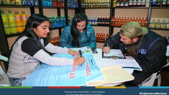 ✅Con el objetivo de salvaguardar la integridad y salud de los cajamarquinos, la Municipalidad Provincial de Cajamarca, a través de las áreas de Bromatología, Ejecución Coactiva, Fiscalización y Comercialización, en coordinación con Serenazgo y la Primera Fiscalía de Prevención del Delito, ha intensificado las inspecciones inopinadas a diversos locales nocturnos de nuestra ciudad. Estas inspecciones tienen como propósito garantizar que los establecimientos cumplan con las normas de salubridad y seguridad para sus clientes.
🚨 En las recientes intervenciones, se inspeccionaron los locales “Boquita Come – Restobar”, “Restaurant Marleny de la Cruz” y “La Bodeguita”. Durante estas inspecciones, se encontraron diversas irregularidades. Como resultado de estas infracciones, los establecimientos fueron cerrados temporalmente hasta que regularicen su situación y cumplan con las normativas establecidas.