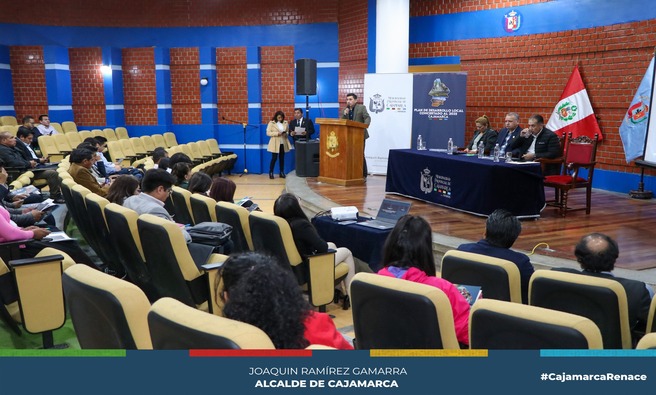 📌Esta mañana con la participación de todos los regidores de la comuna local y demás autoridades, se dio inicio al Plan de Desarrollo Local Concertado Cajamarca 2035 bajo la presidencia del alcalde Joaquin Ramírez Gamarra, en la primera sesión del Consejo de Coordinación Local (CCL). Este plan tiene como objetivo principal reducir las brechas sociales y económicas en la población cajamarquina.
✅Durante la sesión, se presentaron las actividades planificadas y se obtuvo el compromiso de los miembros del CCL, evidenciado mediante la firma del acta de compromiso. Se busca la participación activa de todas las instituciones, tanto privadas como estatales, para garantizar la efectividad del desarrollo en la provincia de Cajamarca.