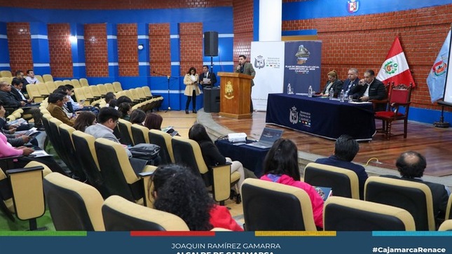 📌Esta mañana con la participación de todos los regidores de la comuna local y demás autoridades, se dio inicio al Plan de Desarrollo Local Concertado Cajamarca 2035 bajo la presidencia del alcalde Joaquin Ramírez Gamarra, en la primera sesión del Consejo de Coordinación Local (CCL). Este plan tiene como objetivo principal reducir las brechas sociales y económicas en la población cajamarquina.
✅Durante la sesión, se presentaron las actividades planificadas y se obtuvo el compromiso de los miembros del CCL, evidenciado mediante la firma del acta de compromiso. Se busca la participación activa de todas las instituciones, tanto privadas como estatales, para garantizar la efectividad del desarrollo en la provincia de Cajamarca.