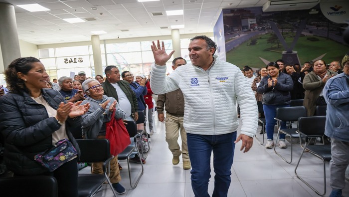 En la reciente Audiencia P煤blica, liderada por nuestro alcalde 饾悏饾悺饾惃饾惎饾悽饾惂饾惉饾惃饾惂 饾悤饾悮饾惉饾惇饾惍饾悶饾惓, se rindi贸 cuentas de la gesti贸n municipal sobre los logros obtenidos y el avance en inversiones del primer trimestre del 2024 y del trabajo realizado durante el 2023. En este evento se destac贸 la culminaci贸n de 32 obras, la ejecuci贸n de 6 obras en curso y la selecci贸n de 13 proyectos en proceso. Los funcionarios a su turno, presentaron informes detallados con cifras concretas, enfatizando la importancia de la gesti贸n y la colaboraci贸n de los vecinos en el desarrollo y el progreso del distrito. Se subray贸 la exitosa ejecuci贸n del 82% en el gasto p煤blico del a帽o 2023 que fue destacada por el MEF. Para mejorar la seguridad, se ha destinado 5 millones de soles para adquirir 50 motos lineales y 5 camionetas adicionales. Ante la baja recaudaci贸n, la mancomunidad del Callao, en la que nuestro alcalde es agente activo, se propuso ante el Congreso, aumentar la renta de aduanas del 2 al 5% para impulsar el desarrollo local de Ventanilla y el Callao.