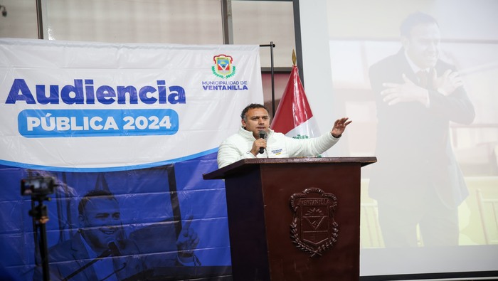 En la reciente Audiencia P煤blica, liderada por nuestro alcalde 饾悏饾悺饾惃饾惎饾悽饾惂饾惉饾惃饾惂 饾悤饾悮饾惉饾惇饾惍饾悶饾惓, se rindi贸 cuentas de la gesti贸n municipal sobre los logros obtenidos y el avance en inversiones del primer trimestre del 2024 y del trabajo realizado durante el 2023. En este evento se destac贸 la culminaci贸n de 32 obras, la ejecuci贸n de 6 obras en curso y la selecci贸n de 13 proyectos en proceso. Los funcionarios a su turno, presentaron informes detallados con cifras concretas, enfatizando la importancia de la gesti贸n y la colaboraci贸n de los vecinos en el desarrollo y el progreso del distrito. Se subray贸 la exitosa ejecuci贸n del 82% en el gasto p煤blico del a帽o 2023 que fue destacada por el MEF. Para mejorar la seguridad, se ha destinado 5 millones de soles para adquirir 50 motos lineales y 5 camionetas adicionales. Ante la baja recaudaci贸n, la mancomunidad del Callao, en la que nuestro alcalde es agente activo, se propuso ante el Congreso, aumentar la renta de aduanas del 2 al 5% para impulsar el desarrollo local de Ventanilla y el Callao.