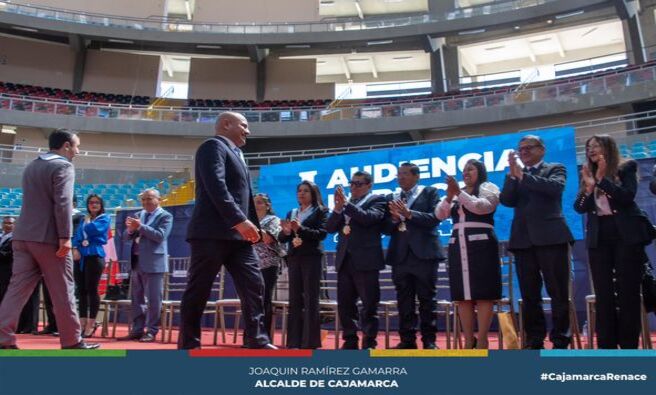 📌Alcalde provincial de Cajamarca, Joaquin Ramírez expuso avances de la gestión municipal durante la Primera Audiencia Pública 2024, anunciando la ejecución y avances de proyectos importantes para el desarrollo de Cajamarca.
👍La primera autoridad edil, enfocó su mensaje en dar a conocer los proyectos en ejecución como el avance del 90% en el Reservorio Elevado del Pozo Tubular en el complejo Qhapaq Ñan, la inauguración del Moderno Camal Municipal permitiendo mejorar la producción cárnica, la pavimentación de 17 cuadras en la av. Miguel de Cervantes, beneficiando con el ingreso y salida al turismo, además de mejorar la calidad de vida de más de 200 familias, el puente Bella Unión, la firma de convenio para 3 pozos tubulares, la pronta puesta en funcionamiento del mercado zonal sur, y el programa “Rescate de Vías” que involucra el mantenimiento y pavimentación de diferentes calles en toda la ciudad.
✅Se ha iniciado el proceso de transición al servicio civil (SERVIR) y se desarrolló el presupuesto participativo basado en resultados para 2025. Por primera vez, se ha enviado el Manual de Clasificador de Cargos (MCC) a la Autoridad Nacional del Servicio Civil para su validación, permitiendo una estructura de RRHH adecuada y un mapeo de puestos. A pesar de contar con menos presupuesto en Canon, se ha gestionado eficientemente para alcanzar una ejecución de inversión del 81% a nivel de certificación presupuestal.
💪🏻🐄El Camal Iscoconga inició operaciones el 10 de abril de 2024, beneficiando a 254 productores directamente y a 650 indirectamente, mejorando la salubridad y capacidad de procesamiento de productos cárnicos. También se avanzó en el Proyecto de Mejoramiento de la Cadena Productiva de Derivados Lácteos con cuatro plantas procesadoras en proceso de construcción que beneficiarán significativamente a los productores locales.
📈La recaudación promedio de los centros productivos ha incrementado en un 25.6% respecto al primer trimestre del año anterior. Además, se ha emitido 462 licencias de funcionamiento y se realizaron 214 fiscalizaciones en el año 2024.
👥 La subgerencia de Programas Sociales y Empadronamiento ha atendido a 6,860 niños y 11,074 beneficiarios en los programas de Vaso de Leche y Comedores Populares, respectivamente. Además, 1454 adultos mayores se han incorporado al Programa Pensión 65. La subgerencia de Salud ha emitido 3,769 carnets sanitarios y ha reducido en un 8% la anemia en la provincia de Cajamarca.
👮♂️ Se ha incrementado en un 86% los efectivos de serenazgo y en un 62% los vehículos para patrullaje, realizando 17,365 intervenciones de atención de emergencias.
♻️ En el eje ambiental, se han rehabilitado 374,800 m2 de áreas verdes y se ha producido 449.57 TM de compost. Se han acreditado 100 instituciones con más de 2000 promotores ambientales.
🚗Por otro lado, en el eje ordenamiento territorial y transporte, se implementó la Inspección Vehicular Municipal (IVM) Virtual, mejorando significativamente los servicios de transporte público con la emisión de 6178 inspecciones vehiculares. Además, se ha avanzado en la actualización catastral y la redefinición del Plan de Desarrollo Urbano (PDU), fiscalizando 184 edificaciones y 123 paralizaciones inmediatas. Asimismo, la colocación de hitos a lo largo de 8.50Km en la faja marginal del Río Mashcón.
🎭El fortalecimiento del calendario turístico y cultural ha sido notable, con eventos como el Carnaval de Cajamarca y la intervención urbana y patrimonial del Cuarto del Rescate, atrayendo a visitantes nacionales e internacionales y generando un impacto económico significativo. En ese mismo sentido, la Colina Santa Apolonia generó aproximadamente S./ 353 000. 00 soles en ingresos.
✅Como parte de una gestión eficiente basada en resultados, se tiene la adquisición de un poll de maquinaria pesada, el asfaltado de la carretera a Cumbe Mayo, el intercambio vial en el Óvalo Musical, la nueva gran vía de evitamiento con la habilitación del primer tramo en la faja marginal, la pavimentación de la Av. San Martín y la próxima pavimentación en el Jr. Tayabamba y la av. Universitaria (ingreso a los patos)
🗣Estamos impulsando el desarrollo de Cajamarca, pensando siempre en el beneficio de toda la población. Nosotros somos una gestión de resultados y estamos logrando proyectos de gran envergadura y poniendo como prioridad el agua. Seguiré trabajando e impulsando una Cajamarca segura, moderna, garantizando una mejor calidad de vida” finalizó.