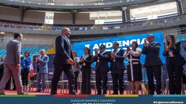 📌Alcalde provincial de Cajamarca, Joaquin Ramírez expuso avances de la gestión municipal durante la Primera Audiencia Pública 2024, anunciando la ejecución y avances de proyectos importantes para el desarrollo de Cajamarca. 
👍La primera autoridad edil, enfocó su mensaje en dar a conocer los proyectos en ejecución como el avance del 90% en el Reservorio Elevado del Pozo Tubular en el complejo Qhapaq Ñan, la inauguración del Moderno Camal Municipal permitiendo mejorar la producción cárnica, la pavimentación de 17 cuadras en la av. Miguel de Cervantes, beneficiando con el ingreso y salida al turismo, además de mejorar la calidad de vida de más de 200 familias, el puente Bella Unión, la firma de convenio para 3 pozos tubulares, la pronta puesta en funcionamiento del mercado zonal sur, y el programa “Rescate de Vías” que involucra el mantenimiento y pavimentación de diferentes calles en toda la ciudad. 
✅Se ha iniciado el proceso de transición al servicio civil (SERVIR) y se desarrolló el presupuesto participativo basado en resultados para 2025. Por primera vez, se ha enviado el Manual de Clasificador de Cargos (MCC) a la Autoridad Nacional del Servicio Civil para su validación, permitiendo una estructura de RRHH adecuada y un mapeo de puestos. A pesar de contar con menos presupuesto en Canon, se ha gestionado eficientemente para alcanzar una ejecución de inversión del 81% a nivel de certificación presupuestal.
💪🏻🐄El Camal Iscoconga inició operaciones el 10 de abril de 2024, beneficiando a 254 productores directamente y a 650 indirectamente, mejorando la salubridad y capacidad de procesamiento de productos cárnicos. También se avanzó en el Proyecto de Mejoramiento de la Cadena Productiva de Derivados Lácteos con cuatro plantas procesadoras en proceso de construcción que beneficiarán significativamente a los productores locales.
📈La recaudación promedio de los centros productivos ha incrementado en un 25.6% respecto al primer trimestre del año anterior. Además, se ha emitido 462 licencias de funcionamiento y se realizaron 214 fiscalizaciones en el año 2024.
👥 La subgerencia de Programas Sociales y Empadronamiento ha atendido a 6,860 niños y 11,074 beneficiarios en los programas de Vaso de Leche y Comedores Populares, respectivamente. Además, 1454 adultos mayores se han incorporado al Programa Pensión 65. La subgerencia de Salud ha emitido 3,769 carnets sanitarios y ha reducido en un 8% la anemia en la provincia de Cajamarca.
👮‍♂️ Se ha incrementado en un 86% los efectivos de serenazgo y en un 62% los vehículos para patrullaje, realizando 17,365 intervenciones de atención de emergencias. 
♻️ En el eje ambiental, se han rehabilitado 374,800 m2 de áreas verdes y se ha producido 449.57 TM de compost. Se han acreditado 100 instituciones con más de 2000  promotores ambientales. 
🚗Por otro lado, en el eje ordenamiento territorial y transporte, se implementó la Inspección Vehicular Municipal (IVM) Virtual, mejorando significativamente los servicios de transporte público con la emisión de 6178 inspecciones vehiculares. Además, se ha avanzado en la actualización catastral y la redefinición del Plan de Desarrollo Urbano (PDU), fiscalizando 184 edificaciones y 123 paralizaciones inmediatas. Asimismo, la colocación de hitos a lo largo de 8.50Km en la faja marginal del Río Mashcón. 
🎭El fortalecimiento del calendario turístico y cultural ha sido notable, con eventos como el Carnaval de Cajamarca y la intervención urbana y patrimonial del Cuarto del Rescate, atrayendo a visitantes nacionales e internacionales y generando un impacto económico significativo. En ese mismo sentido, la Colina Santa Apolonia generó aproximadamente S./ 353 000. 00 soles en ingresos. 
✅Como parte de una gestión eficiente basada en resultados, se tiene la adquisición de un poll de maquinaria pesada, el asfaltado de la carretera a Cumbe Mayo, el intercambio vial en el Óvalo Musical, la nueva gran vía de evitamiento con la habilitación del primer tramo en la faja marginal, la pavimentación de la Av. San Martín y la próxima pavimentación en el Jr. Tayabamba y la av. Universitaria (ingreso a los patos) 
🗣Estamos impulsando el desarrollo de Cajamarca, pensando siempre en el beneficio de toda la población. Nosotros somos una gestión de resultados y estamos logrando proyectos de gran envergadura y poniendo como prioridad el agua. Seguiré trabajando e impulsando una Cajamarca segura, moderna, garantizando una mejor calidad de vida” finalizó.