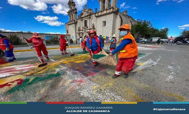 La Municipalidad Provincial de Cajamarca, a través de la subgerencia de Gestión Integral de Residuos Sólidos, está llevando a cabo la limpieza inmediata de todos los espacios donde se instalaron las alfombras durante la celebración de Corpus Christi este 2024
🤝Agradecemos el compromiso y esfuerzo de nuestros trabajadores para mantener nuestra ciudad impecable, esperando la colaboración de todos los cajamarquinos