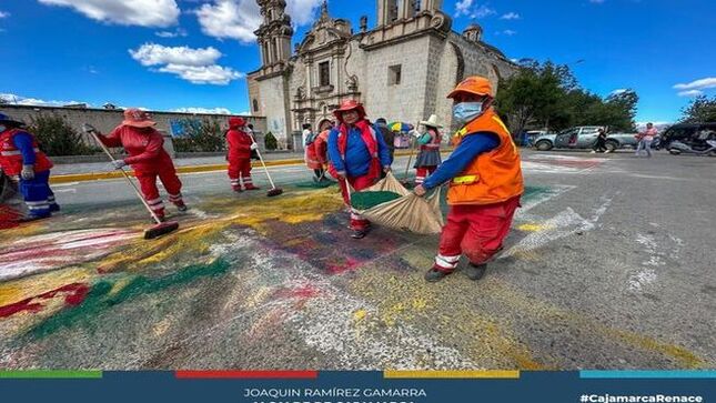 La Municipalidad Provincial de Cajamarca, a través de la subgerencia de  Gestión Integral de Residuos Sólidos, está llevando a cabo la limpieza inmediata de todos los espacios donde se instalaron las alfombras durante la celebración de Corpus Christi este 2024 
🤝Agradecemos el compromiso y esfuerzo de nuestros trabajadores para mantener nuestra ciudad impecable, esperando la colaboración de todos los cajamarquinos