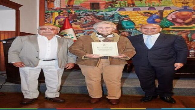 📣 La Asociación de Criadores y Propietarios del Caballo Peruano de Paso de Cajamarca 🐴, a través de su presidente Pedro Zambrano Chávarri, hizo reconocimiento a nuestro Alcalde Joaquin Ramírez  por su apoyo incondicional a la asociación y a la Sra. Elsa Abad de Puga por su papel de juez en los certámenes que se realizarán en el marco del Corpus Christi 2024 🙏.