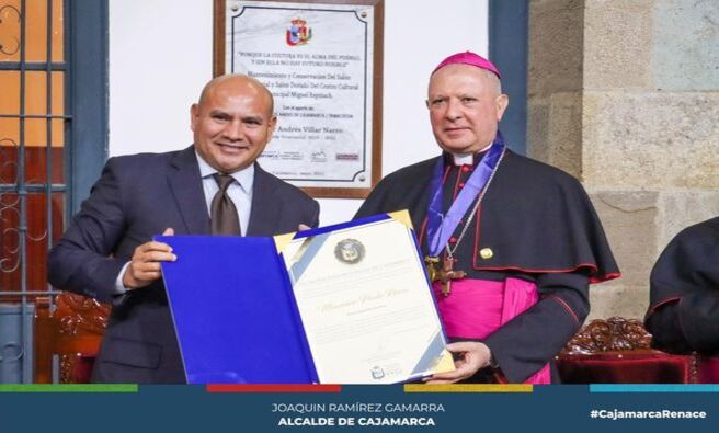 📌El alcalde provincial de Cajamarca Joaquin Ramírez Gamarra, en ceremonia protocolar, otorgó el reconocimiento como Visitante Distinguido al excelentísimo monseñor Paolo Rocco, Nuncio Apostólico del Perú.
🙏🏼Este reconocimiento al representante del Papa Francisco en el Perú, fue aprobado por unanimidad por el Concejo Provincial de Cajamarca, ante la solicitud presentada por la Comisión de Reconocimiento, Estímulos y Protocolo de la comuna local que tiene como presidente al regidor Arturo Cabanillas y como integrantes a los regidores Delia Tafur y Guillermo Huamán.
🤝El mencionado reconocimiento se otorga en mérito a su destacada labor pastoral, su dedicación al fortalecimiento de la fe y la comunidad católica en nuestra nación, y su visita a la ciudad de Cajamarca. 
✅La ceremonia se llevó a cabo en el Centro Cultural Miguel Espinach y contó con la participación de autoridades eclesiásticas, civiles y militares.