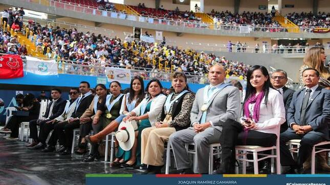 📌Así se vivió la celebración del Corpus Christi 2024, que tuvo lugar en el coliseo Qhapaq Ñan. Este evento religioso, lleno de fe y fervor, reunió a miles de cajamarquinos en un día de celebración y devoción, destacando la participación del alcalde provincial Joaquin Ramírez Gamarra y regidores. 
🙏🏼La Misa Solemne de Corpus Christi fue presidida por el Nuncio Apostólico en el Perú, Mons. Paolo Rocco. La ceremonia fue un momento significativo para los fieles, quienes participaron con profunda devoción.
⛪️Después de la misa solemne, la tradicional procesión recorrió las calles de la ciudad, desde el Qhapaq Ñan hasta la Plaza de Armas. Este año, la procesión destacó por la impresionante cantidad de alfombras elaboradas por instituciones públicas y privadas, batiendo un récord en número y extensión. Las alfombras, hechas con esmero y dedicación, añadieron un colorido y artístico toque a la festividad, reflejando el espíritu y la creatividad de la comunidad cajamarquina