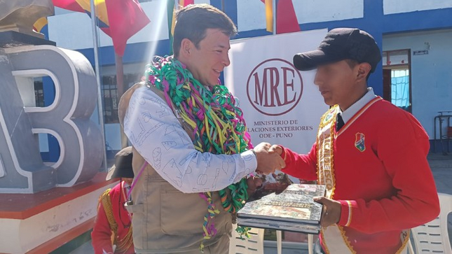 Cancillería Puno impulsa la lectura con el programa “Un libro, un sueño” en el colegio Andrés Bello de Tacapisi