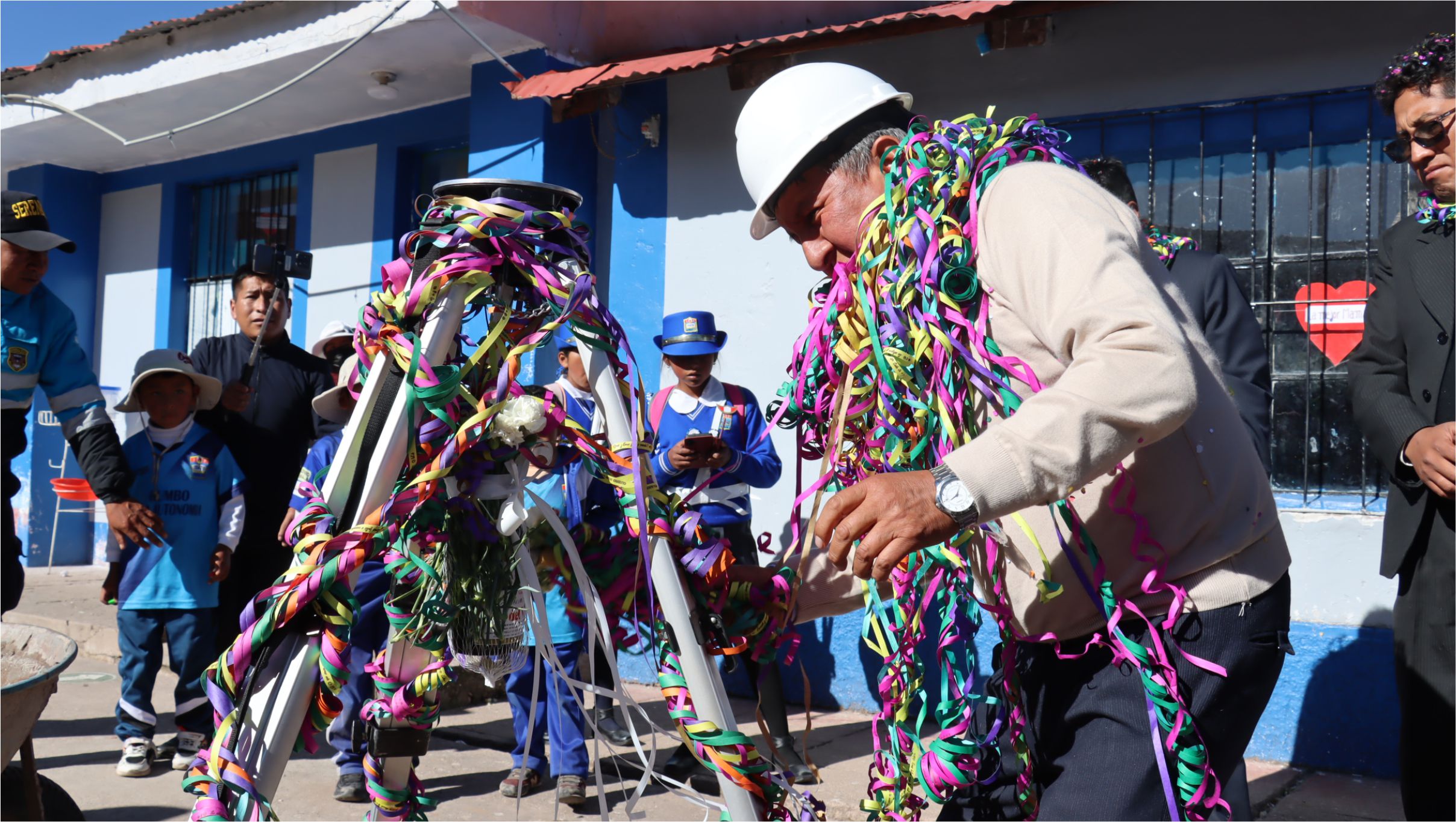 Fotos de l inicio de la obra "Construcción de cobertura de instalaciones deportivas en diez instituciones educativas del distrito de Ñuñoa".