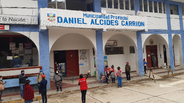 La Contraloría General determinó que exfuncionarios de la Municipalidad Provincial de Daniel Alcides Carrión contrataron a un proveedor que se encontraba impedida de contratar con el Estado, lo que afectó la transparencia y legalidad con las que se deben regir las actividades de la administración pública. 