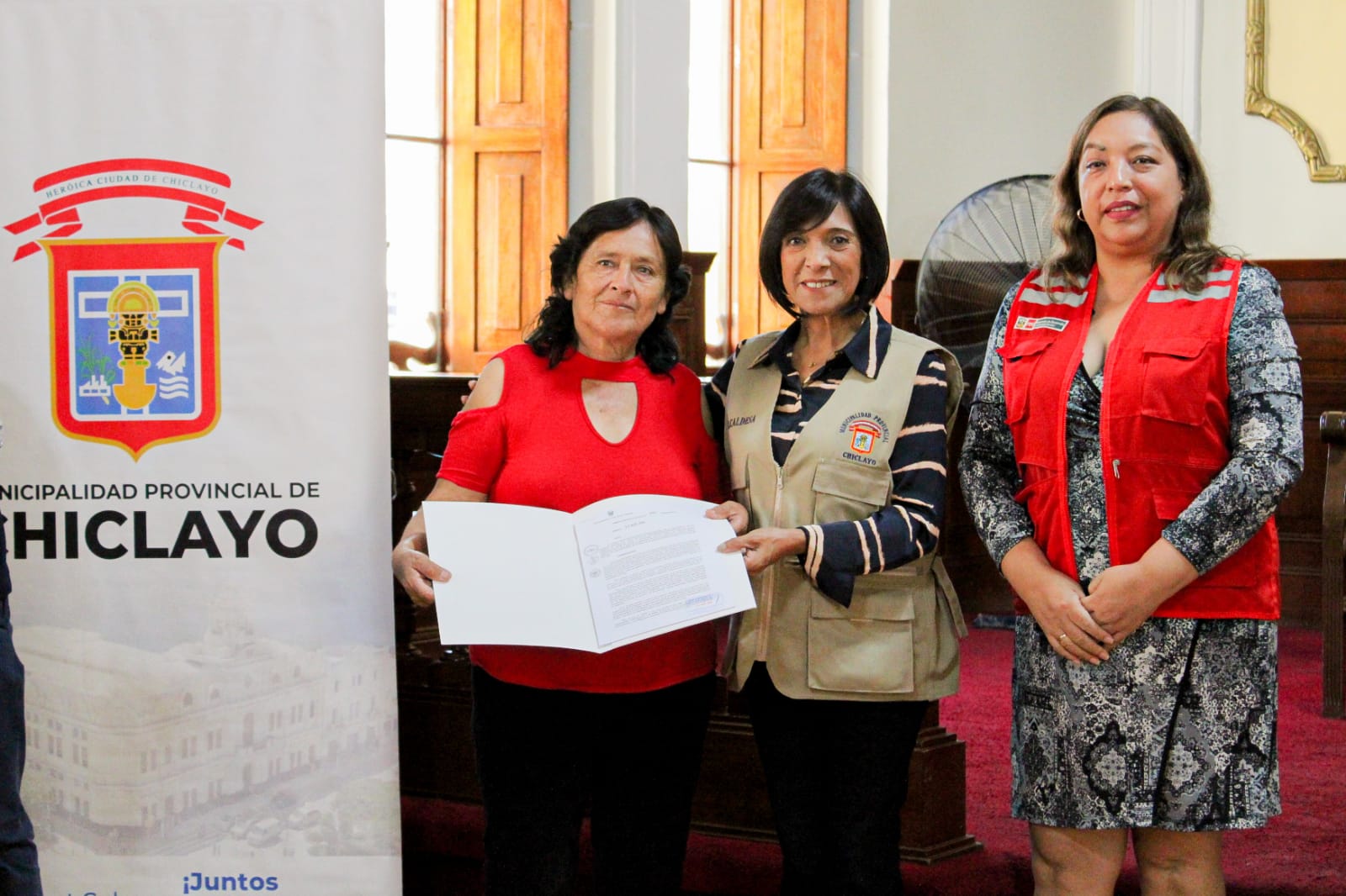 ALCALDESA ENTREGA RESOLUCIÓN 2