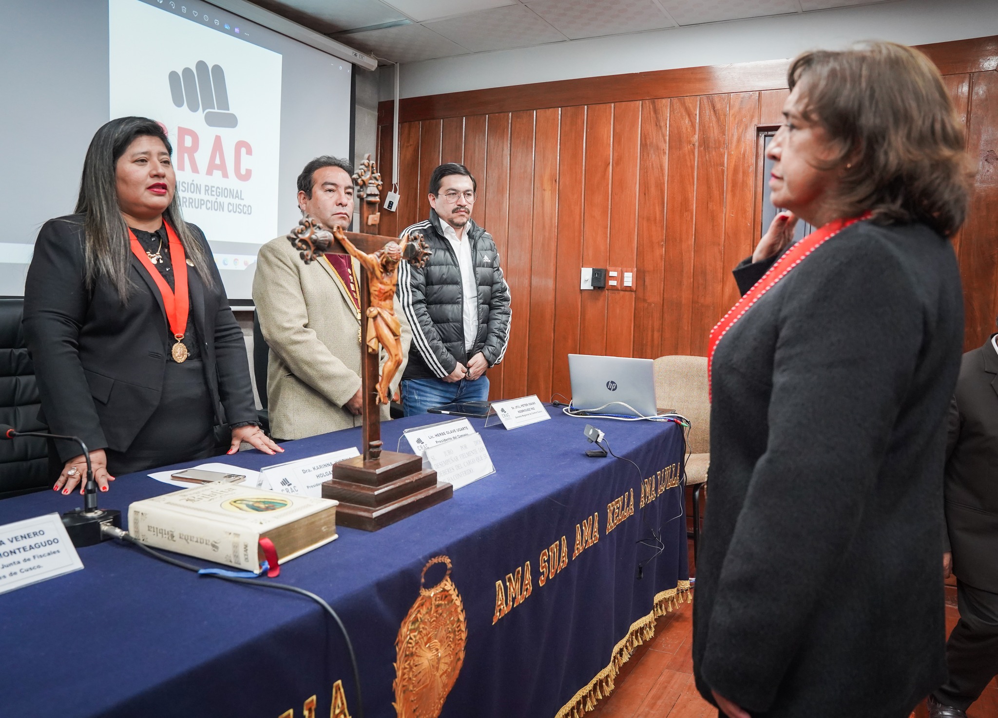 Presidenta de la Corte de Cusco tomó juramento a flamante titular de la Comisión Regional Anticorrupción Cusco periodo 2024-2025