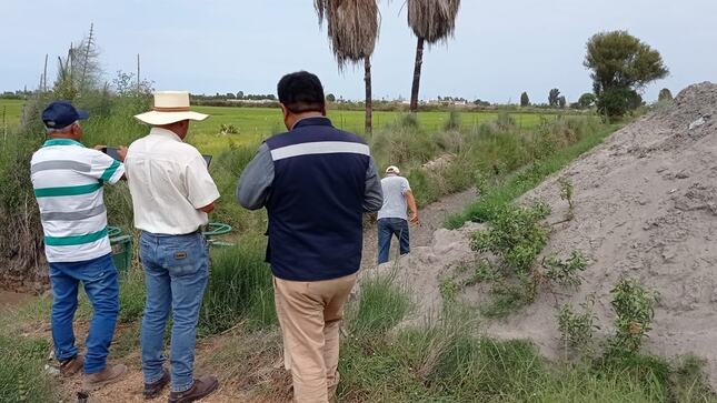 Alcalde inspecciono canales con problemática de arenamiento 