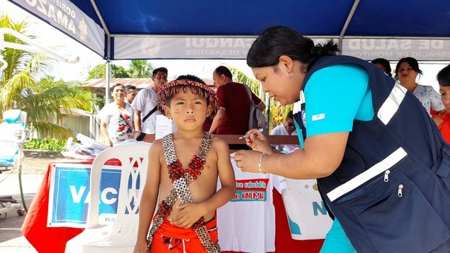 niño vacunándose