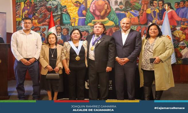 📌El alcalde provincial, Joaquin Ramírez Gamarra realizó el reconocimiento público a José Vicente Saldaña Pimentel como Hijo Predilecto de Cajamarca por su gran trayectoria como deportista.
✅💪🏻José Vicente ha conquistado no solo títulos nacionales, sino también ha triunfado en la arena internacional. Su hazaña más reciente, el título de Campeón Iberoamericano en levantamiento de pesas en el evento celebrado en Chile en el año 2023, es solo una muestra más de su incomparable destreza y determinación, fruto de su gran profesionalismo.
🏋️♂️Desde la comuna local esperamos seguiremos impulsando el deporte y contribuyendo al crecimiento de nuestros deportistas.