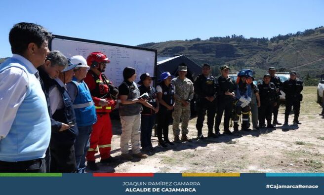 📌Con una gran participación de la comunidad local, se desarrolló de manera exitosa el Simulacro Nacional Multipeligro que se desarrolló de manera paralela en varios puntos del Perú, siendo uno de ellos el distrito de Jesús, donde estuvieron presentes los representantes de Defensa Civil, Serenazgo, Policía Nacional del Perú, Bomberos del Perú, Gobierno Regional, entre otros.
✅El objetivo de este simulacro fue fortalecer las capacidades de preparación de la población frente a diversos peligros de origen natural y aquellos generados por la acción humana, a través de la participación de los ciudadanos en el entorno laboral, escolar, y comunitario.
🤝El ejercicio realizado refleja el firme compromiso de la Municipalidad Provincial de Cajamarca en garantizar la seguridad y bienestar de sus residentes, así como en minimizar el impacto de desastres naturales en la provincia. Cabe destacar la destacada participación activa de todas las entidades involucradas y la valiosa contribución de los vecinos y estudiantes del distrito de Jesús, quienes jugaron un papel fundamental en el éxito de este simulacro.