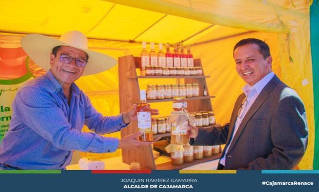 📌Con la participación del gerente municipal, Wilder Narró, se inauguró La Feria Consume lo que Cajamarca Produce edición 2024 este 1 y 2 en el complejo Qhapaq Ñan.
✅Esta feria trae muchas novedades con su mercadito saludable abarrotado de productos ecológicos y deliciosos, música y danzas en vivo y sobre todo, más de 60 productores y agricultores de nuestra región con lo mejor de su producción.
El café de San Ignacio y la papa cajamarquina serán los productos estrella de esta edición, además de elaborar el #FritoCajacho más grande del Perú. 🇵🇪 Desde la comuna local seguiremos apoyando estas actividades que reactivan la economía de nuestros emprendedores.
Reactivando la economía