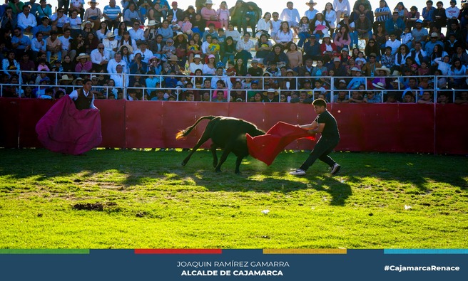 📌Cientos de cajamarquinos disfrutan del popular Toromach en la explanada Qhapaq Ñan, actividad que es totalmente gratis para poder disfrutar un sábado en familia. 
✅El ingreso es totalmente libre y la diversión está asegurada 🐂
Dato: El Toromatch consiste en que equipos, formados por ocho participantes cada uno, simulen diferentes suertes del toreo: En el Tancredo, durante un minuto, los jugadores tiene que aguantar sin moverse dentro un círculo de un metro de diámetro.