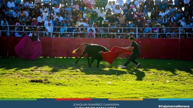 📌Cientos de cajamarquinos disfrutan del popular Toromach en la explanada Qhapaq Ñan, actividad que es totalmente gratis para poder disfrutar un sábado en familia. 
✅El ingreso es totalmente libre y la diversión está asegurada 🐂
Dato: El Toromatch consiste en que equipos, formados por ocho participantes cada uno, simulen diferentes suertes del toreo: En el Tancredo, durante un minuto, los jugadores tiene que aguantar sin moverse dentro un círculo de un metro de diámetro.