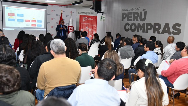 Foto de los participantes en la charla presencial