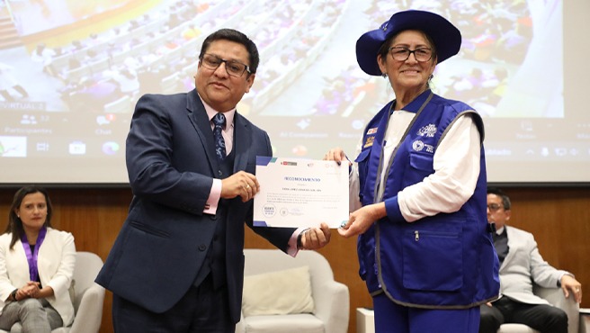 Cerca de 1000 agentes comunitarios de salud fueron reconocidos por el ministro César Vásquez durante encuentro nacional