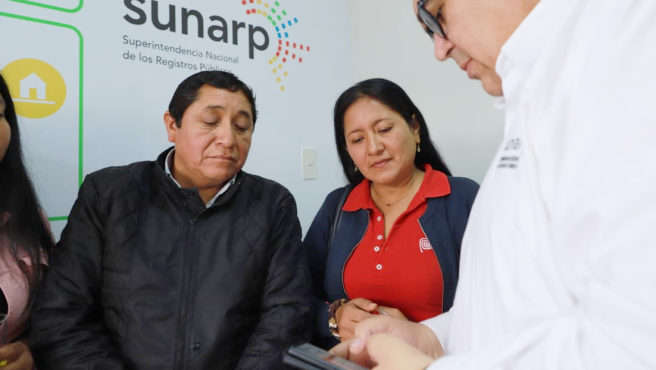 Foto de Superintendente nacional de los registros públicos conversa con un hombre y una mujer