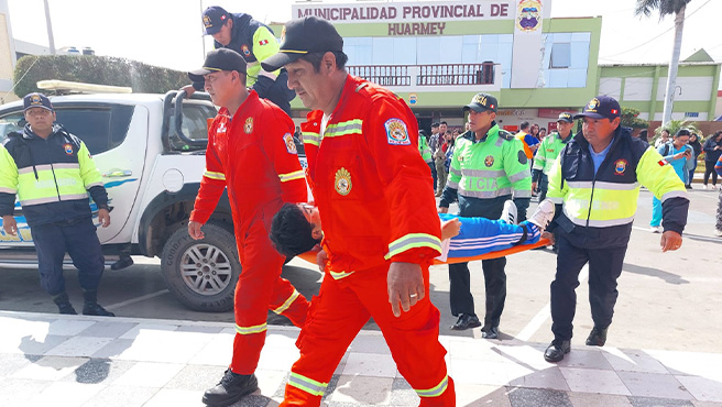Alcalde y personal participan en el simulacro nacional multipeligro.