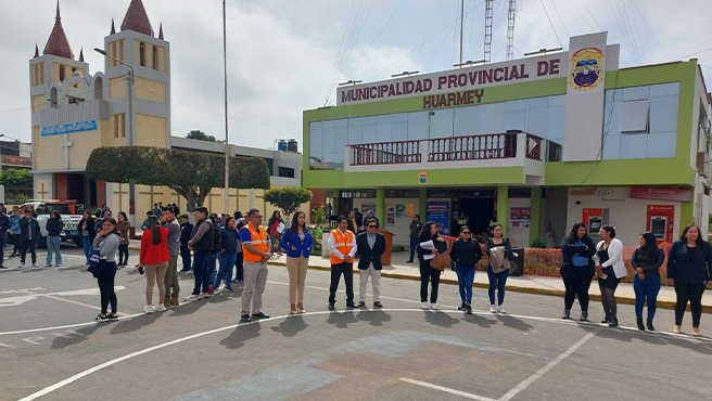 Alcalde y personal participan en el simulacro nacional multipeligro.
