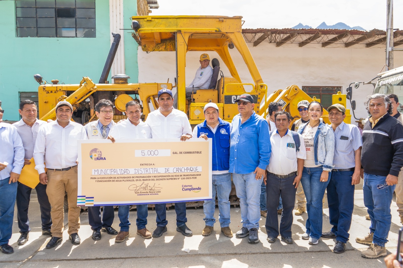 Gobernador entrega tractor, combustible, mobiliario escolar y ayuda humanitaria a población de Canchaque