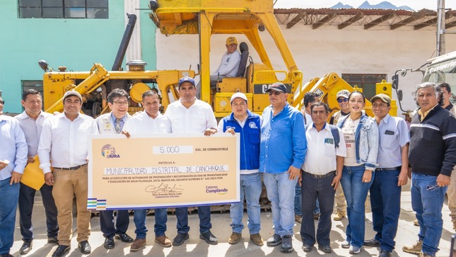 Gobernador entrega tractor, combustible, mobiliario escolar y ayuda humanitaria a población de Canchaque