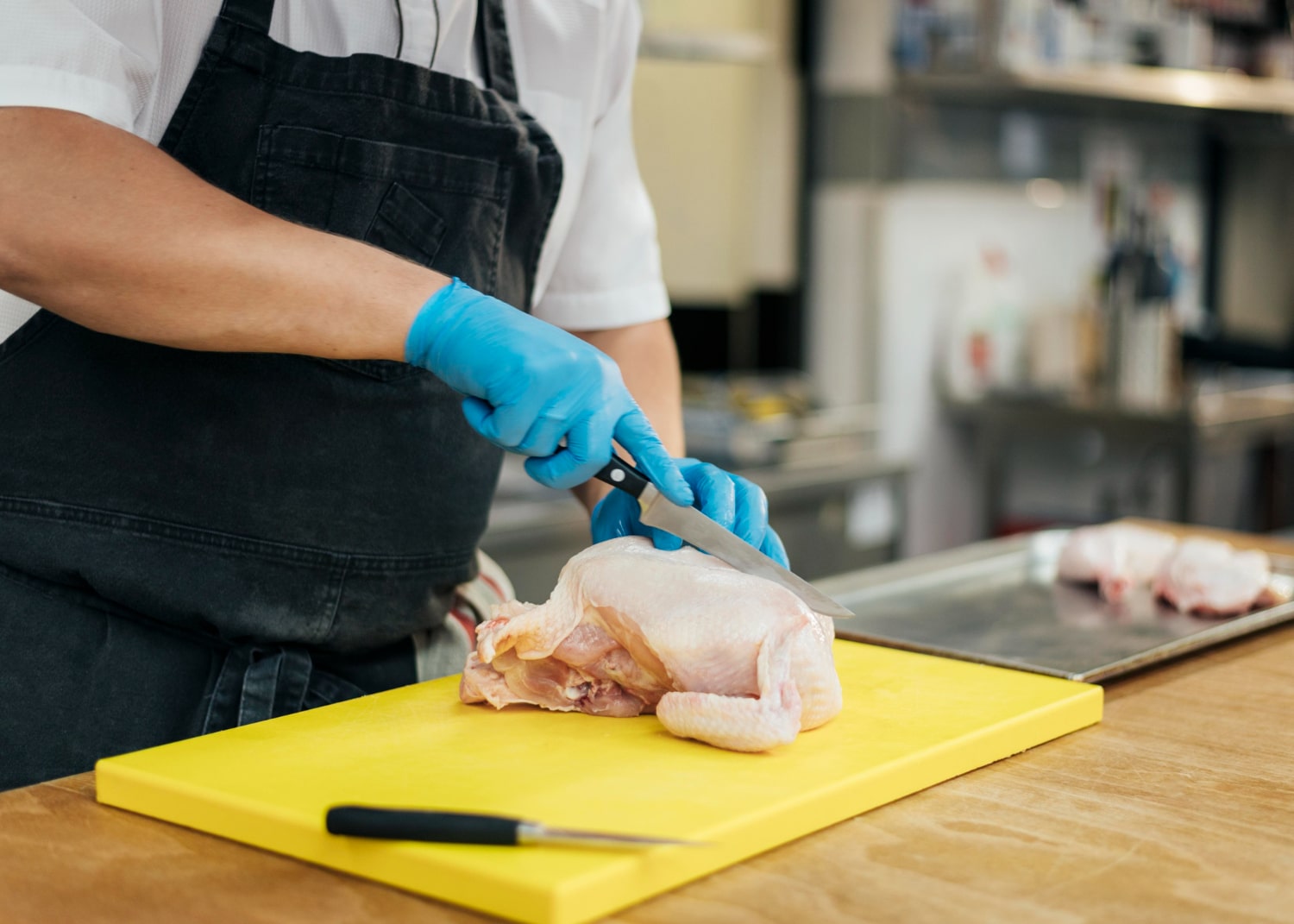 foto de una persona trozando pollo