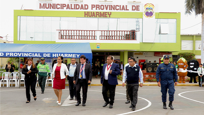 Rindiendo homenaje a nuestros símbolos patrios, la Municipalidad Provincial de Huarmey, realizó el acto protocolar del izamiento dominical