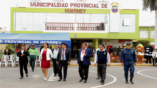 Rindiendo homenaje a nuestros símbolos patrios, la Municipalidad Provincial de Huarmey, realizó el acto protocolar del izamiento dominical