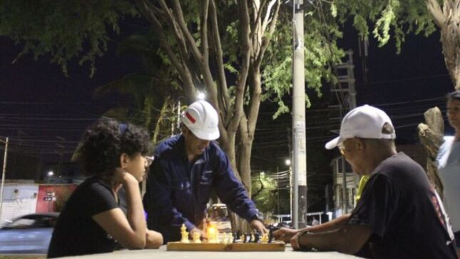Enosa instala luminarias LED en la Plaza de Ajedrez “Vicente Flores” de Talara