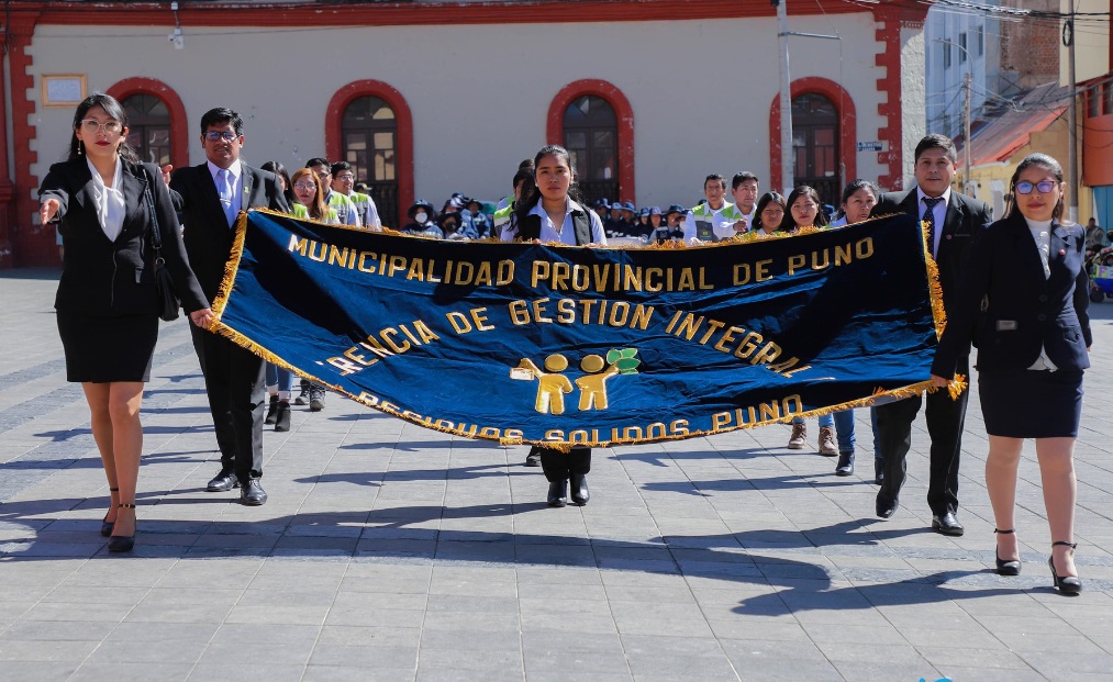 Funcionarios municipales y asociación de recicladores participaron en desfile cívico por el Día Nacional del Reciclador