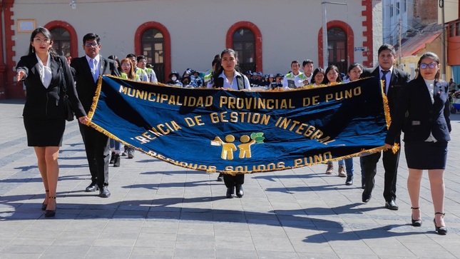 Funcionarios municipales y asociación de recicladores participaron en desfile cívico por el Día Nacional del Reciclador