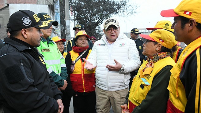 El ministro del Interior, Juan José Santiváñez, informó hoy que ha solicitado reunirse con el presidente del Poder Judicial, Javier Arévalo, para articular esfuerzos y establecer estrategias conjuntas para optimizar el trabajo de lucha frontal contra la delincuencia.
Detalló que, así como esta semana se reunió con el fiscal de la Nación (e), Juan Carlos Villena, su encuentro con el titular de la Corte Suprema apunta a priorizar la labor que se realiza con los operadores de justicia, respetando sus respectivas competencias.
“Es importante que el sistema articulado funcione de manera adecuada”, comentó el ministro, al recordar que, en algunos casos, avezados criminales, que son detenidos por la Policía y puestos a disposición de la justicia, terminan siendo liberados.