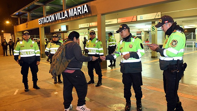 El ministro del Interior, Juan José Santiváñez, informó hoy que ha solicitado reunirse con el presidente del Poder Judicial, Javier Arévalo, para articular esfuerzos y establecer estrategias conjuntas para optimizar el trabajo de lucha frontal contra la delincuencia.
Detalló que, así como esta semana se reunió con el fiscal de la Nación (e), Juan Carlos Villena, su encuentro con el titular de la Corte Suprema apunta a priorizar la labor que se realiza con los operadores de justicia, respetando sus respectivas competencias.
“Es importante que el sistema articulado funcione de manera adecuada”, comentó el ministro, al recordar que, en algunos casos, avezados criminales, que son detenidos por la Policía y puestos a disposición de la justicia, terminan siendo liberados.